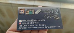 Cartão de visita com verniz localizado.